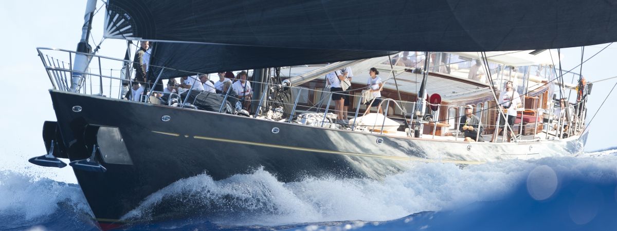 Yacht mit Crew in Aktion während einer Regatta