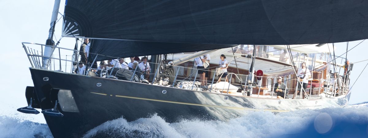 Yacht mit Crew in Aktion während einer Regatta