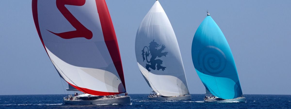 Drei Segelyachten bei einer Regatta