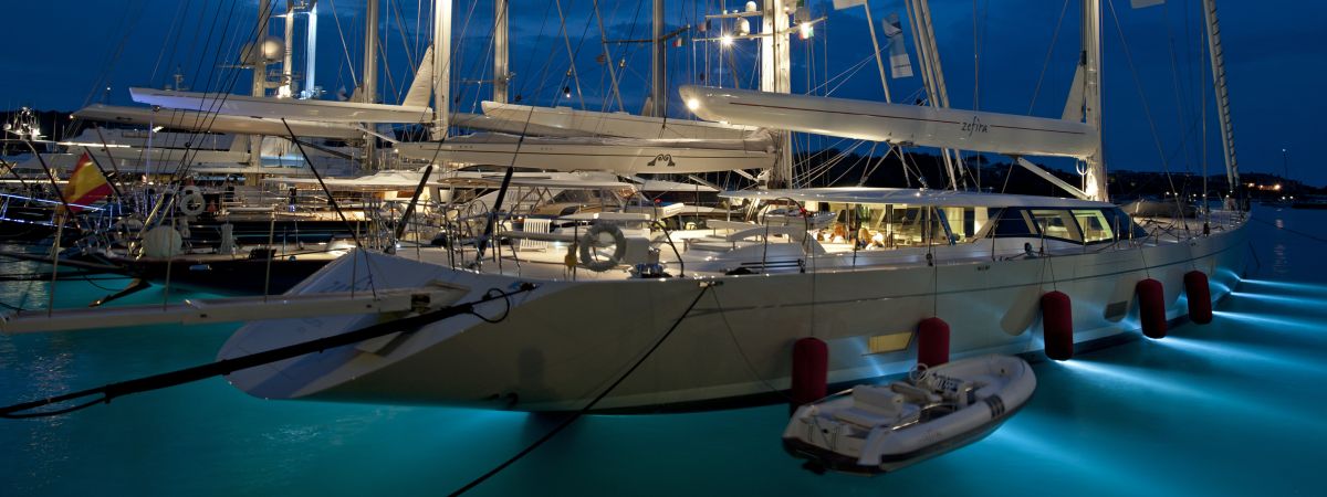 Yachten im Hafen bei Nacht