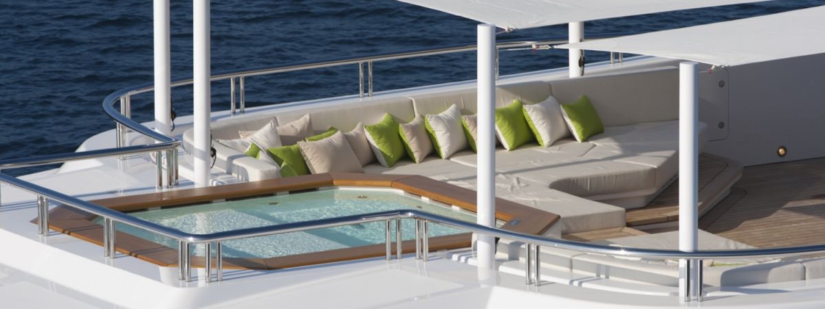 Sitting area with shading system on a yacht