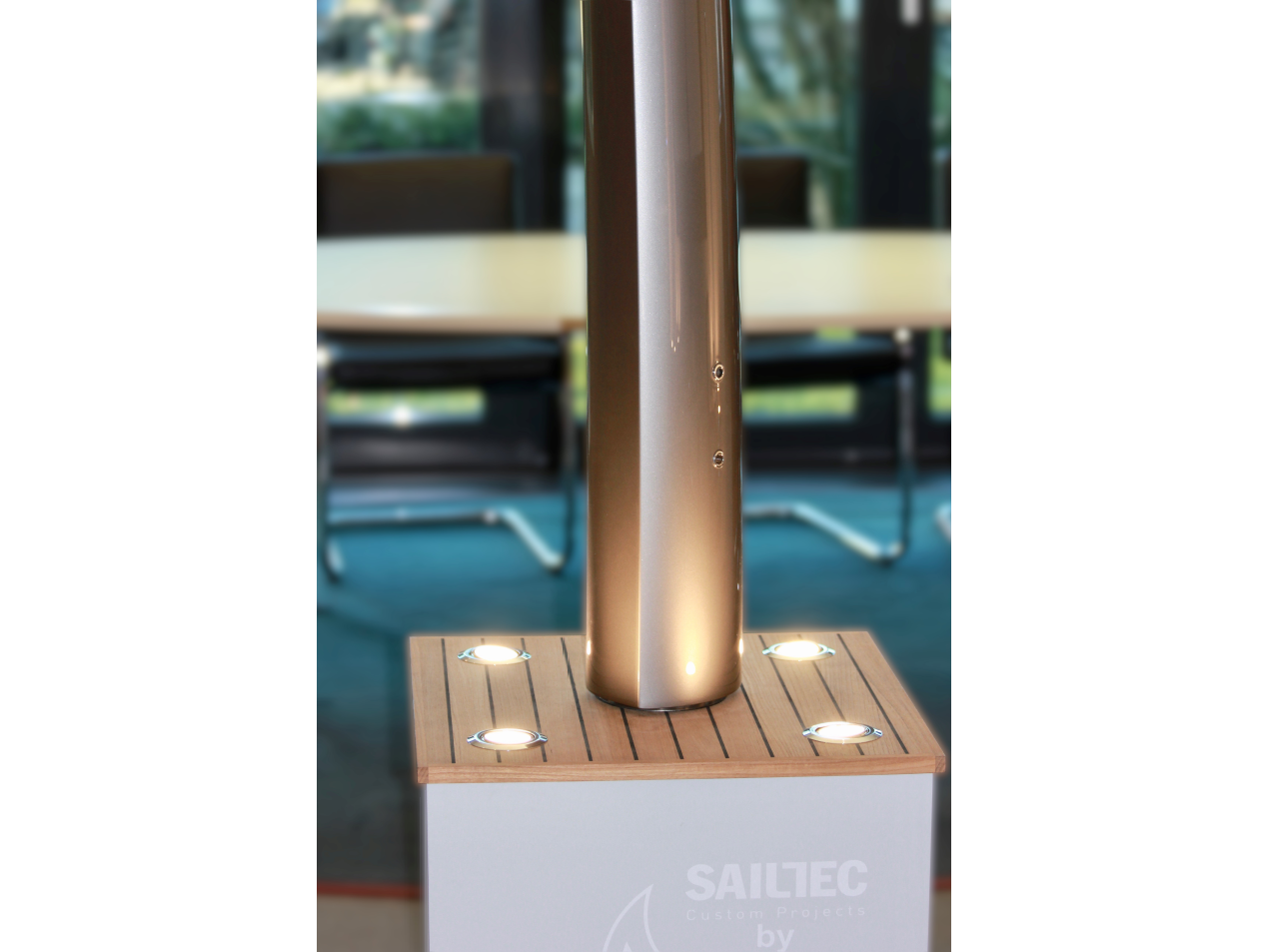 Gebogene, konische sunFLIP Stütze mit integrierten LED-Leuchten im Reckmann Showroom von Sailtec und F. A. Porsche