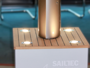 Gebogene, konische sunFLIP Stütze mit integrierten LED-Leuchten im Reckmann Showroom von Sailtec und F. A. Porsche